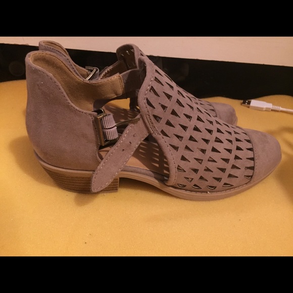 Neutral booties - Picture 2 of 3